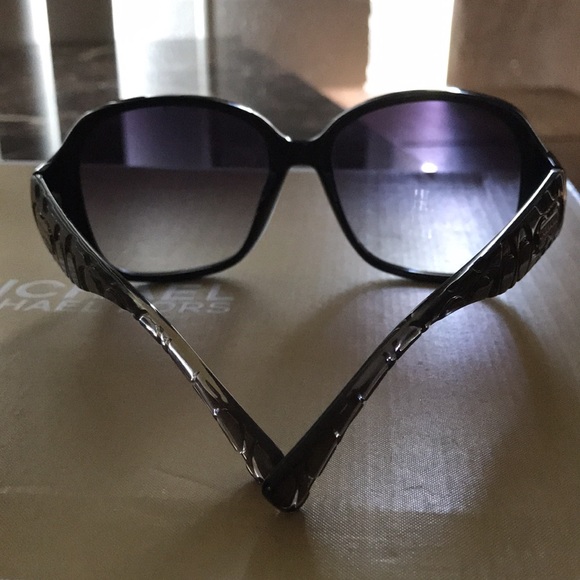 Coach sunglasses with large case - Picture 7 of 10